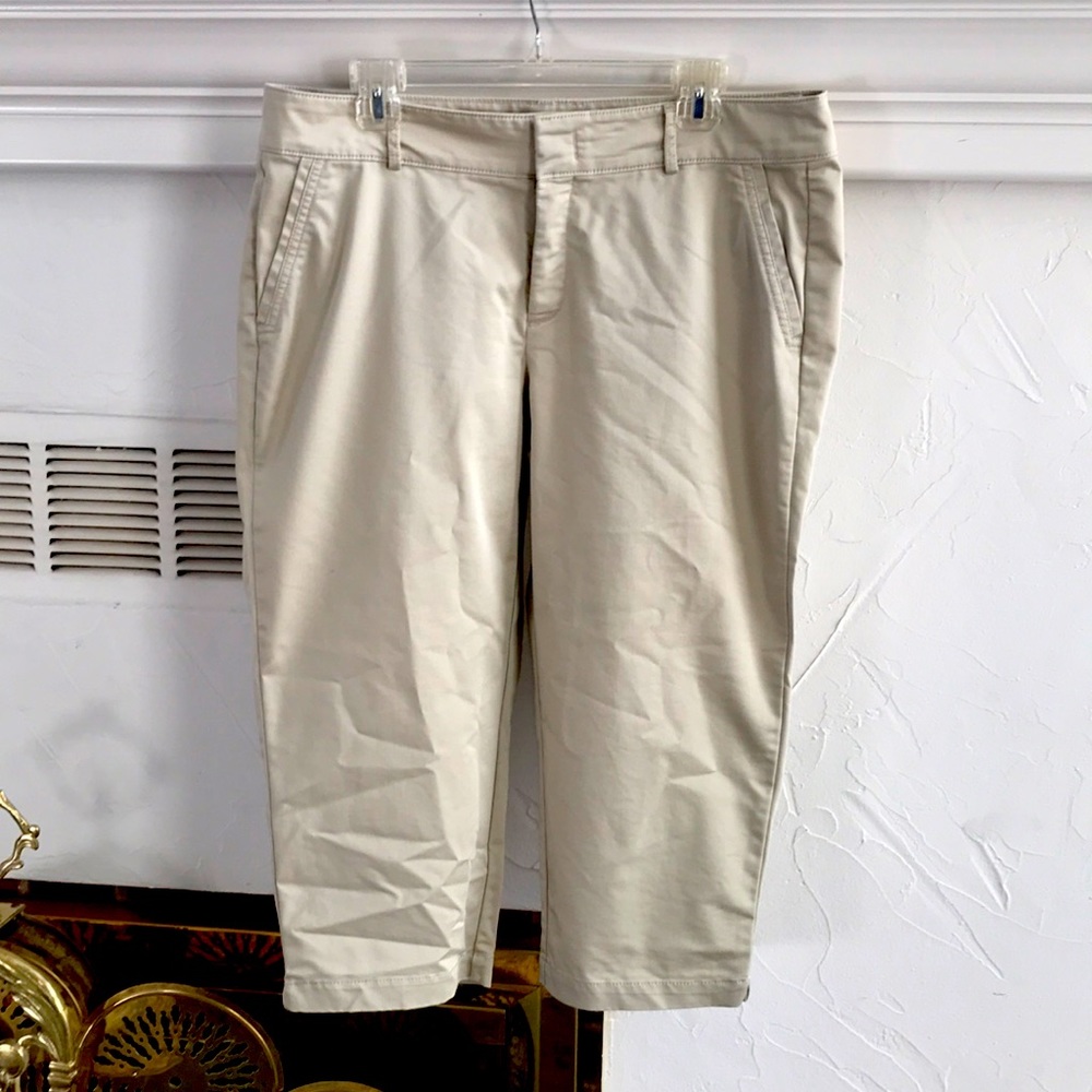 Dockers light tan Capri stretchy